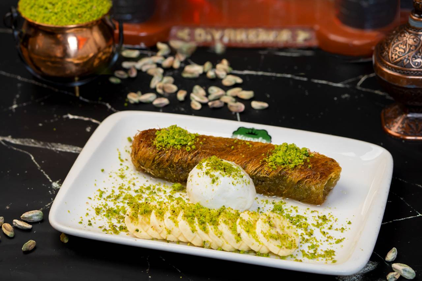 بورمە کادایف فستق لەگەڵ ئایس کرێم