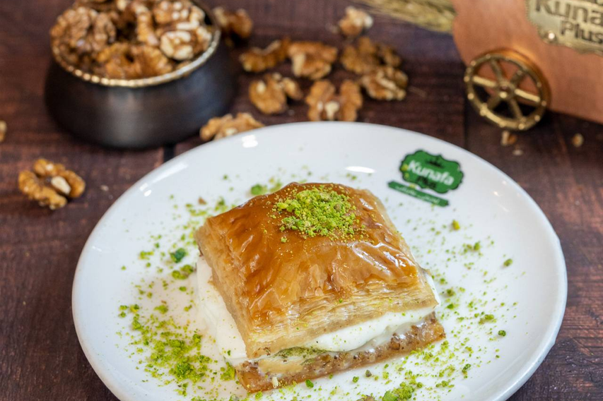 پاقلاوەی گوێز تایبەت لەگەڵ ئایس کرێم